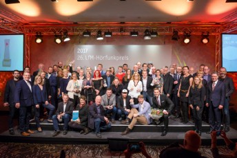 Alle Gewinnerinnen und Gewinner des 26. LfM-Hörfunkpreises und des 2. Vor Ort NRW-Preises; (c) Matthias Kneppeck / FOX 