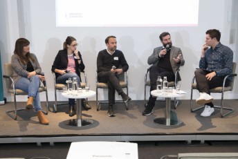 Von links nach rechts: Sarah Zerback (Redakteurin beim Deutschlandfunk), Laura Terberl (Leitung von SZ-Audio), Robert Förster (Gründer und CEO von Multicast Media), Christian Schalt (Chief Digital Officer von RTL Radio), Dennis Horn (ARD-Digitalexperte).