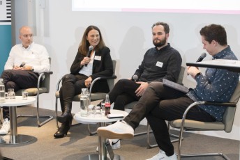 Von links nach rechts: Bernhard Bahners (Chief Digital Officer bei Madsack), Barbara Antonelli (Leiterin der Vermarktung bei radio NRW), Constantin Buer (Strategy Lead de Podstars GmbH) und Moderator Dennis Horn.