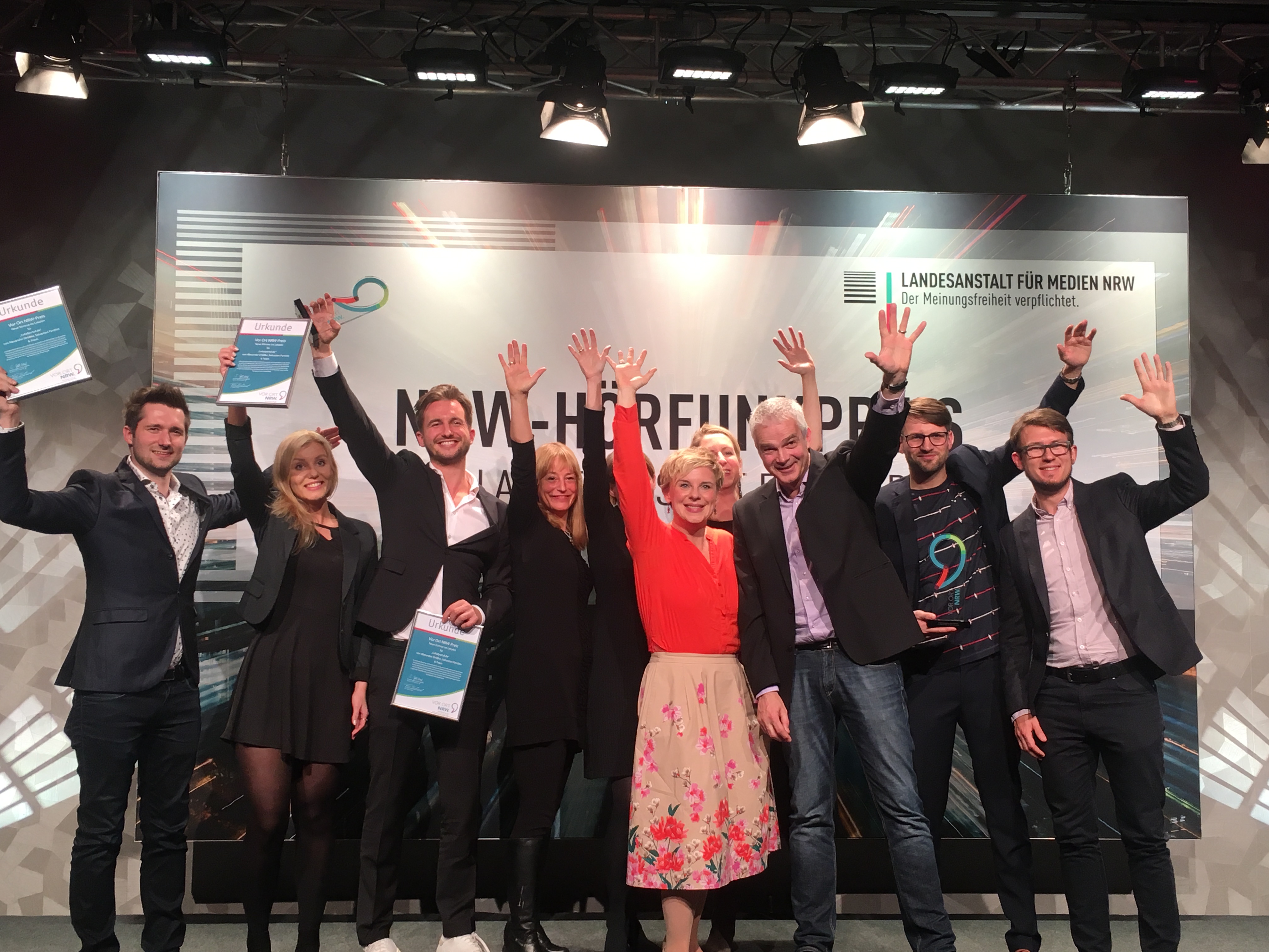 Teamfoto der Gewinnerinnen und Gewinner sowie der Jury des Vor Ort NRW-Preises 2018.