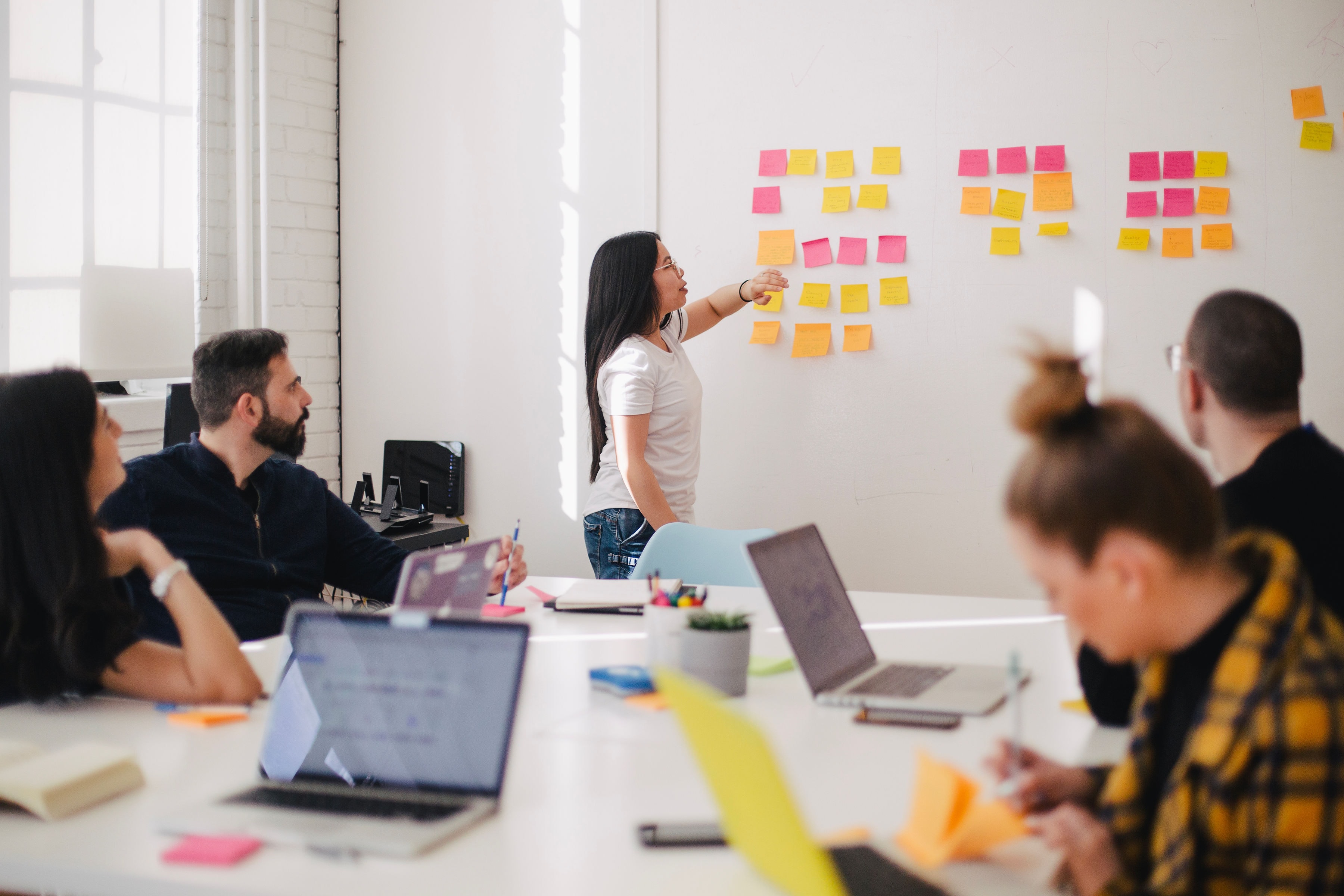 Menschen arbeiten zusammen in Workshop Situation