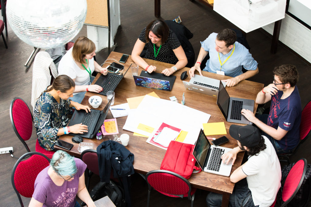 Teilnehmende des Hackathon vor ihren Computern.