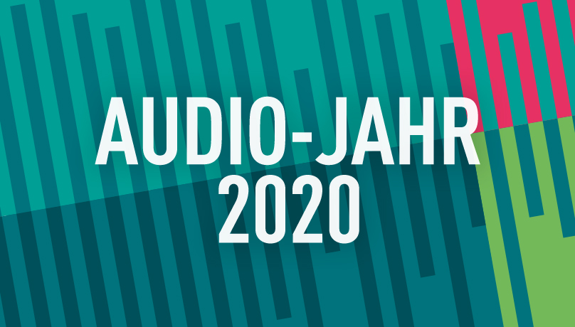 petrol & blaue Striche, darauf in weißer Schrift "Audiojahr 2020"